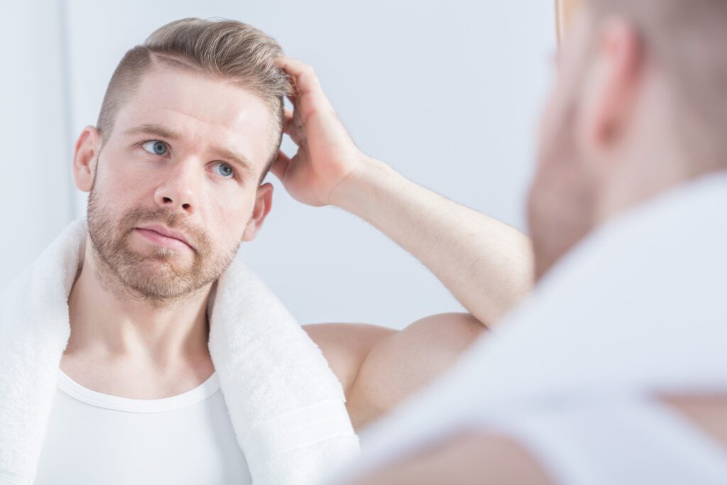 Odbicie w lustrze młodego mężczyzny