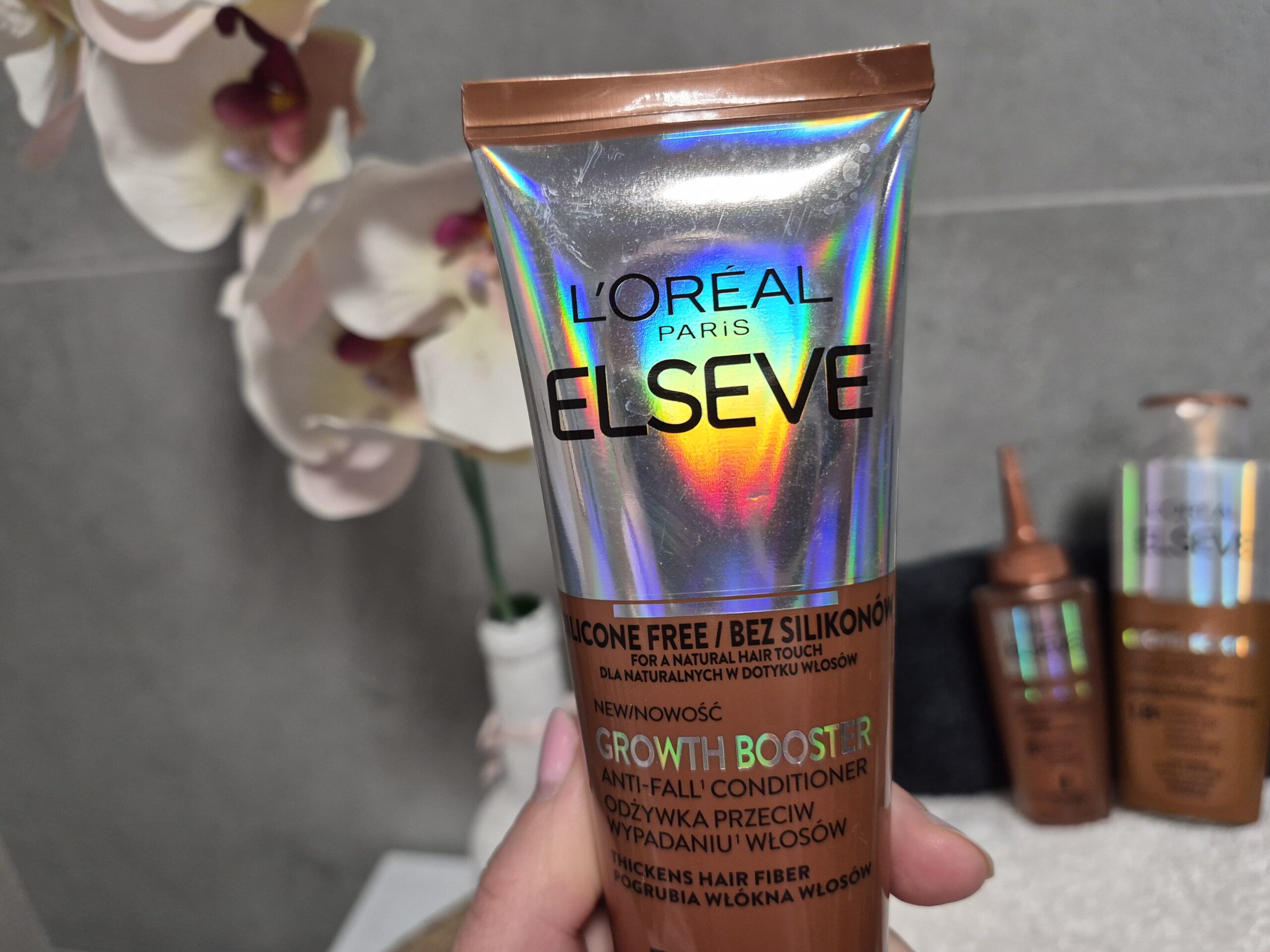 Zbliżenie na opakowanie odżywki do wypadających włosów L’Oreal Paris Elseve Growth Booster