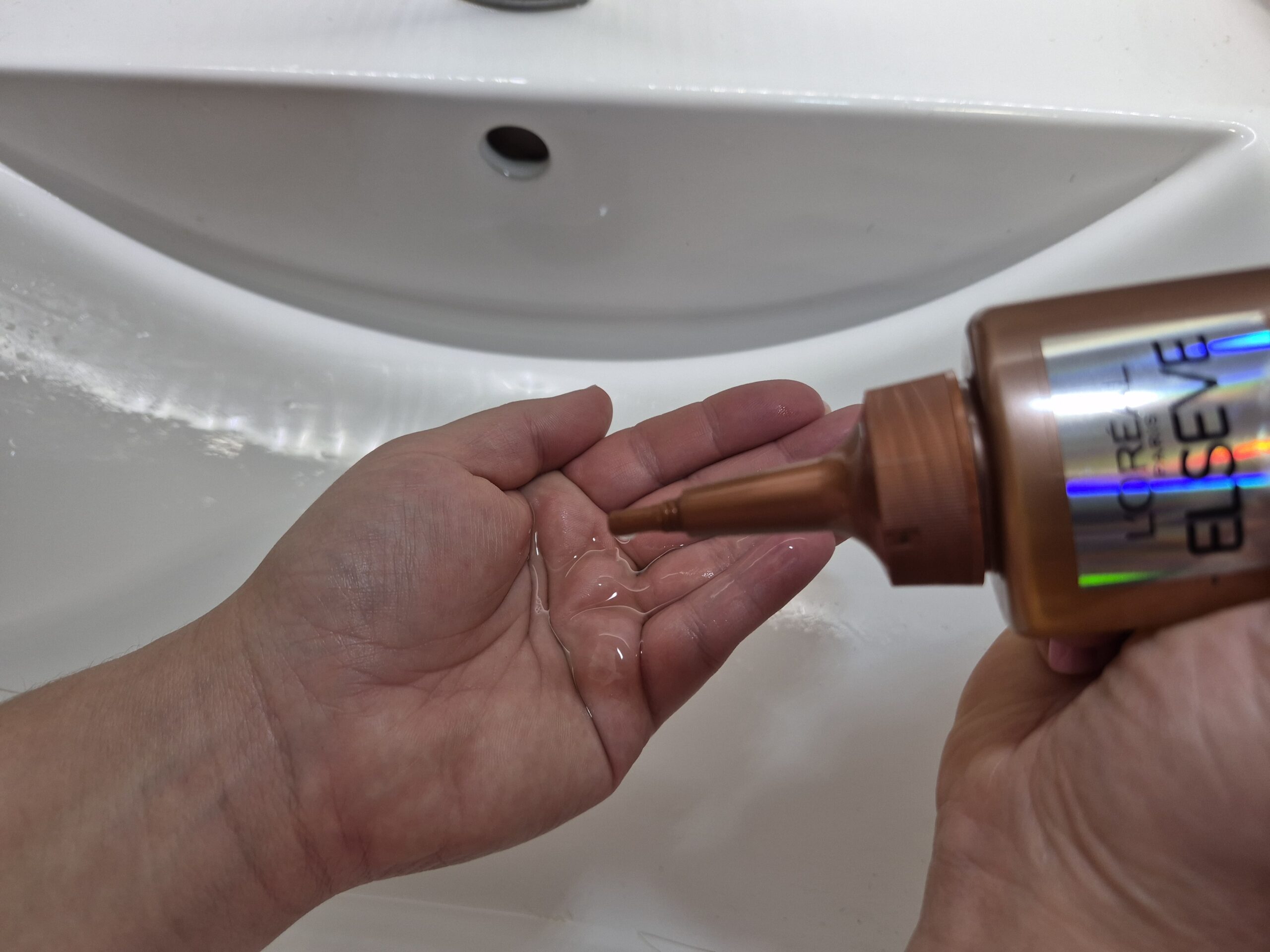 Konsystencja serum do skóry głowy przeciw wypadaniu włosów L’Oreal Paris Elseve Growth Booster