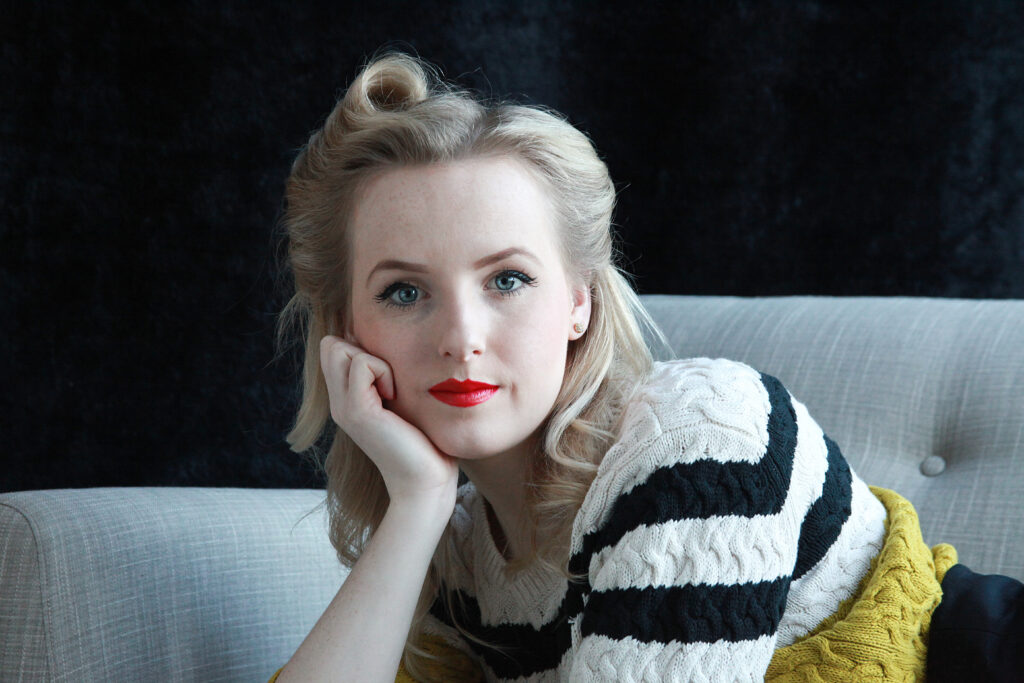 Kobieta w uczesaniu w stylu lat 40.