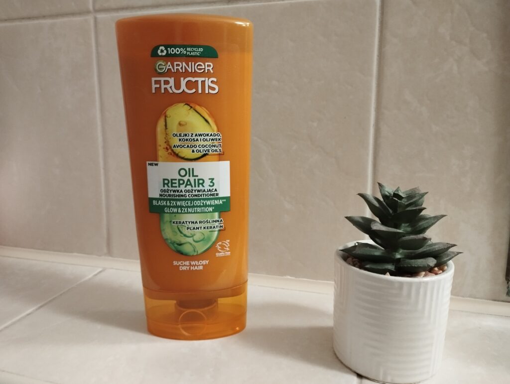 Odżywka do włosów zniszczonych Garneir Fructis Goodbye Damage w łazience