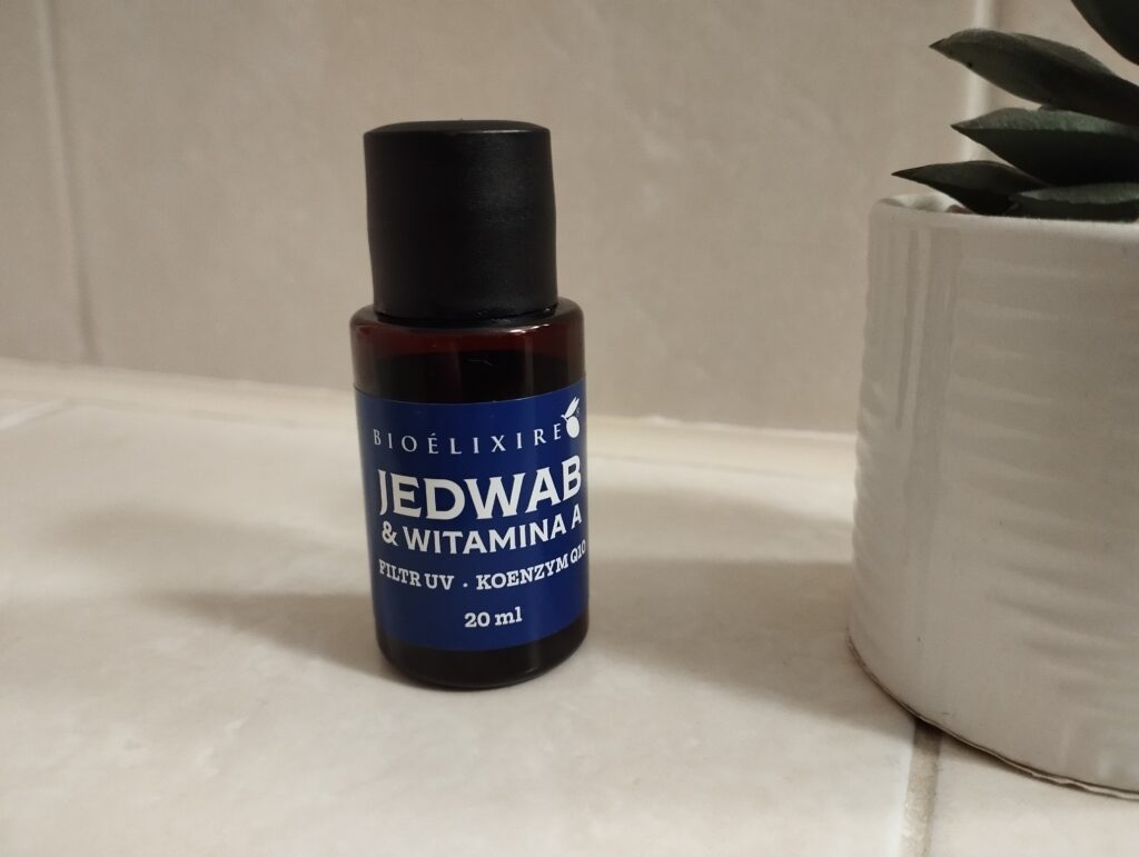 Buteleczka 20 ml silikonowego serum z jedwabiem, witaminą A, koenzymem Q10 i filtrem UV Bioelixire