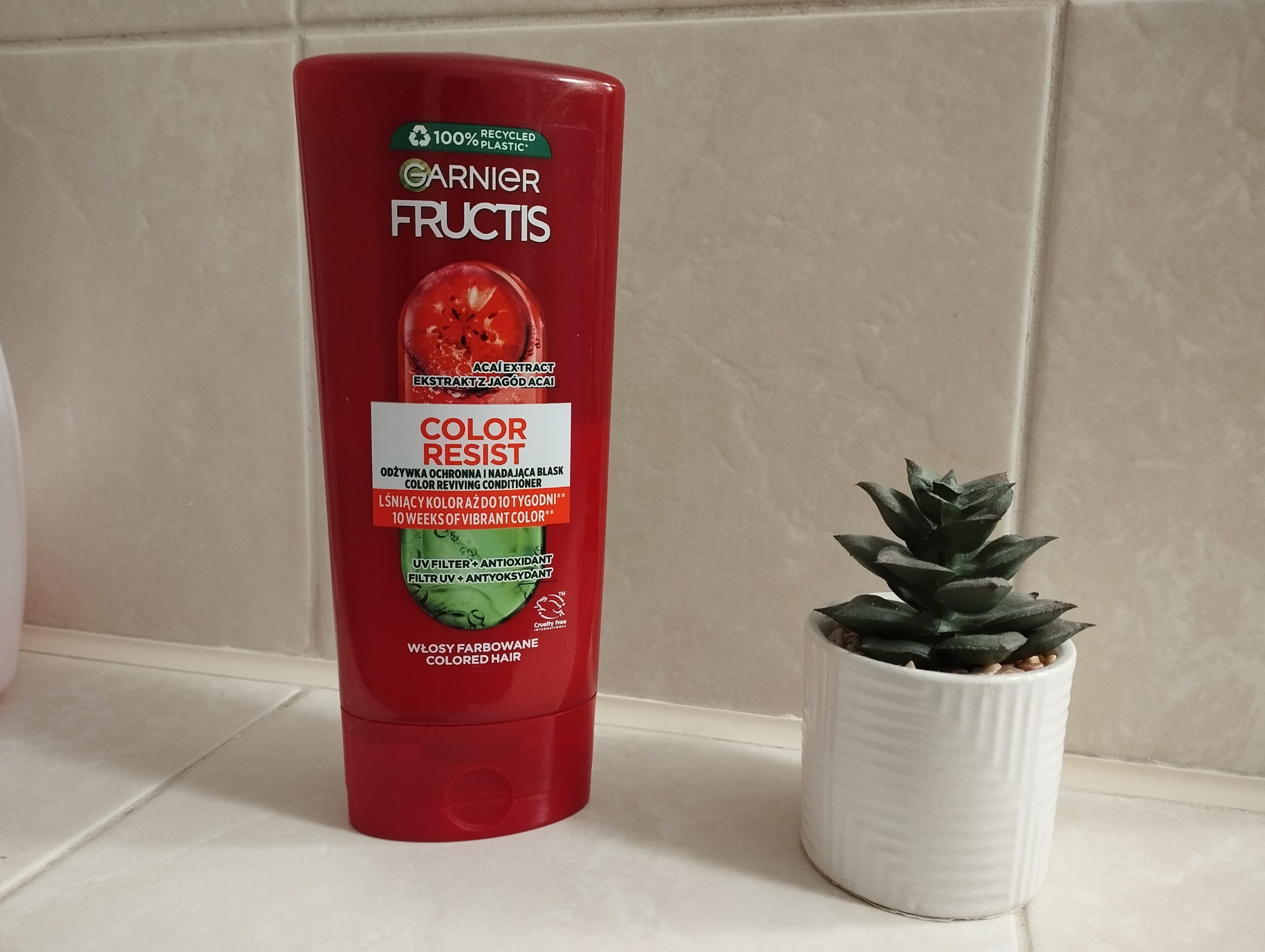Opakowanie odżywki do włosów farbowanych Garnier Gructis Color Resist w łazience