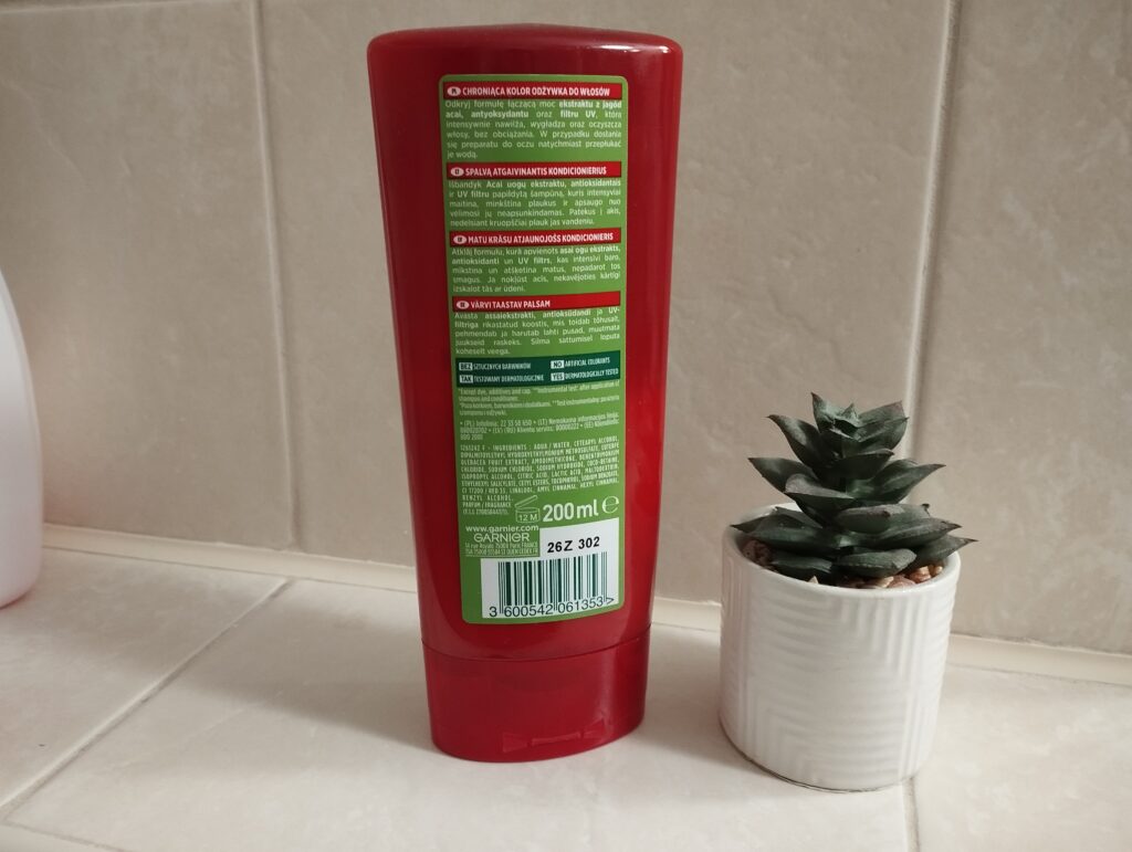 Tylne opakowanie odżywki do włosów farbowanych Garnier Gructis Color Resist w łazience