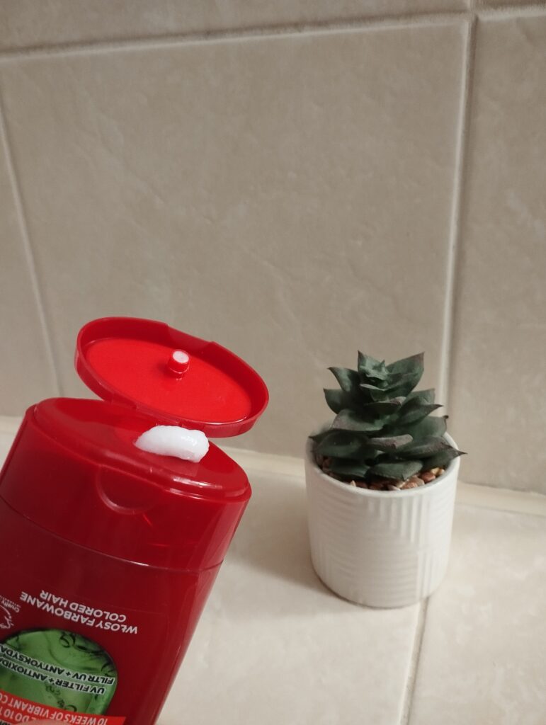 Konsystencja odżywki do włosów farbowanych Garnier Gructis Color Resist