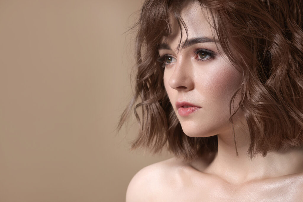 Młoda kobieta o brązowych włosach