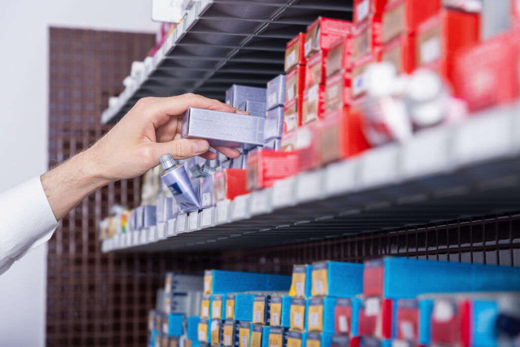 Tonery do włosów na sklepowej półce