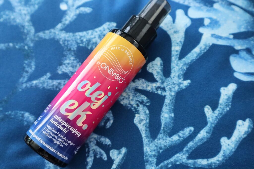 ONLYBIO Olejek zabezpieczający końcówki na niebieskim tle