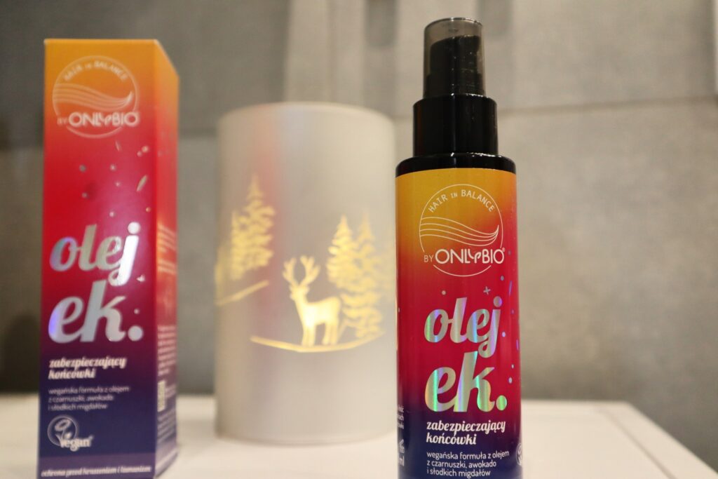 ONLYBIO Olejek zabezpieczający końcówki na tle ozdobnej lampki