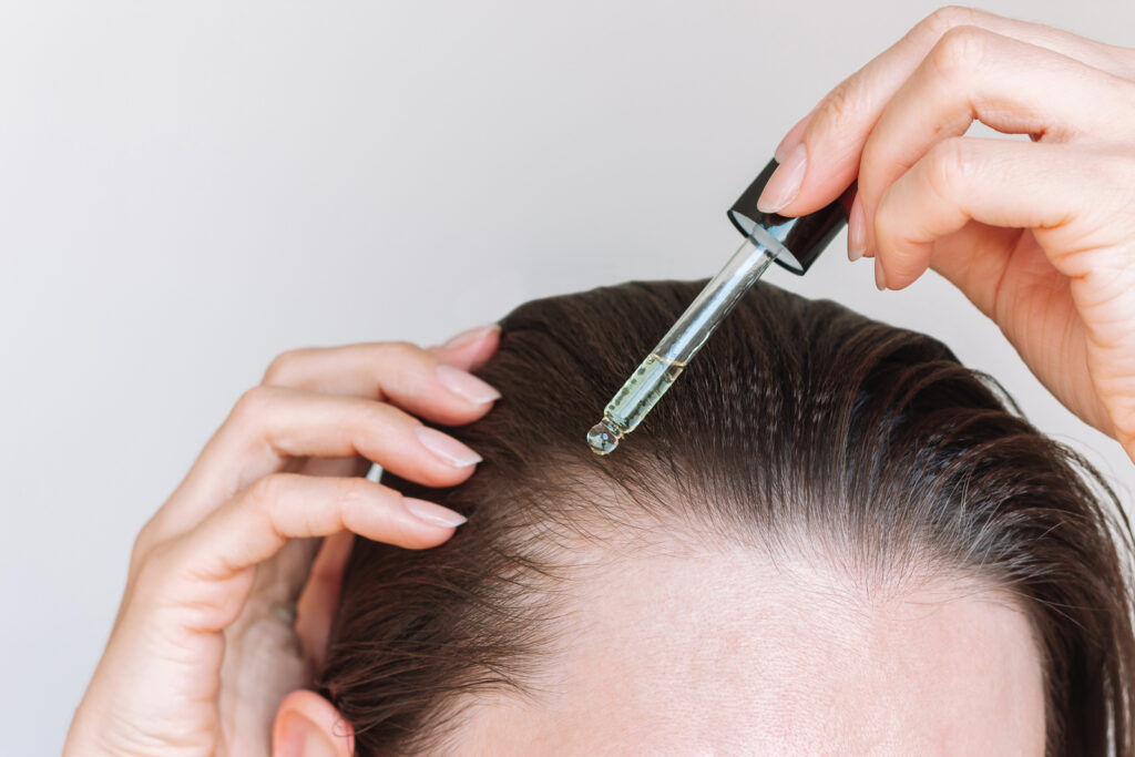 Aplikacja dermokosmetyku, serum o skoncentrowanej formule na porost włosów