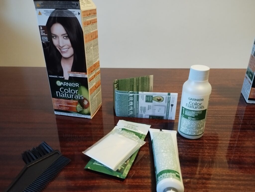 Zawartośc opakowania farby do siwych włosów Garnier Color Naturals No.3