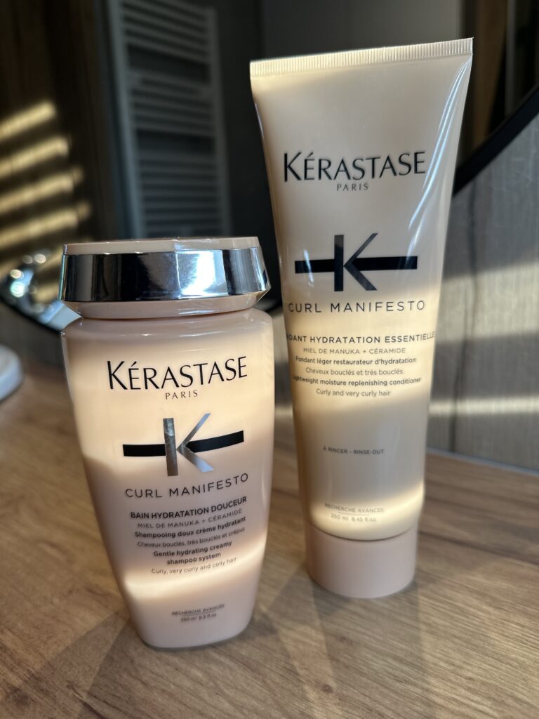 Zestaw do włosów kręconych i falowanych szampon+odżywka Kérastase Curl Manifesto w łazience