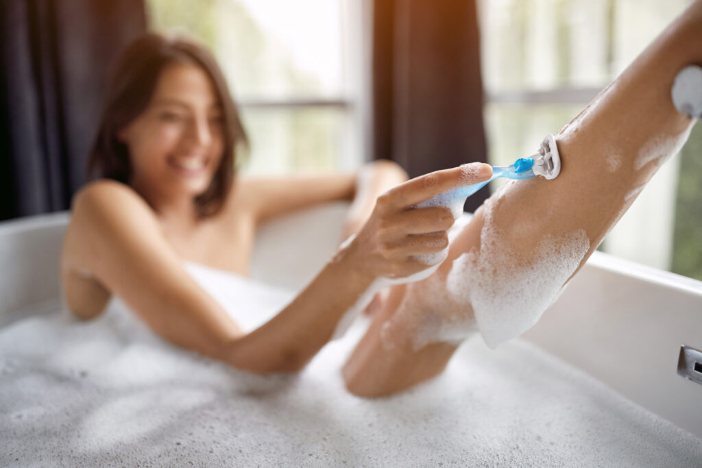 Kobieta goli nogi w wannie