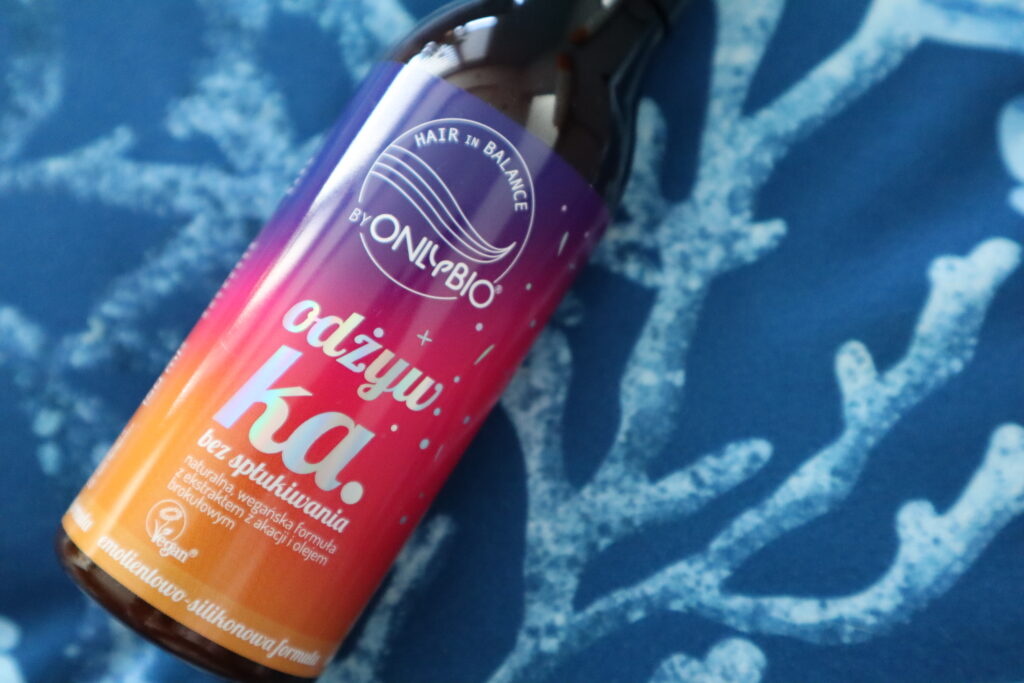 Butelka odżywki bez spłukiwania Hair In Balance By ONLYBIO na niebieskim tle