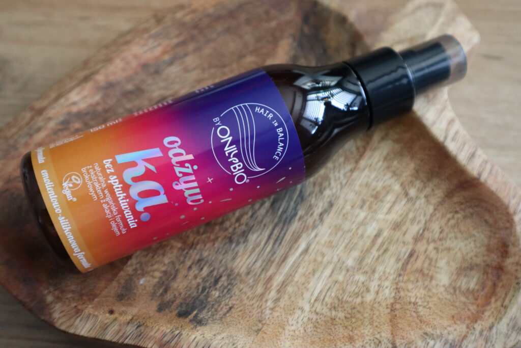 Butelka odżywki bez spłukiwania Hair In Balance By ONLYBIO na brązowej podkładce