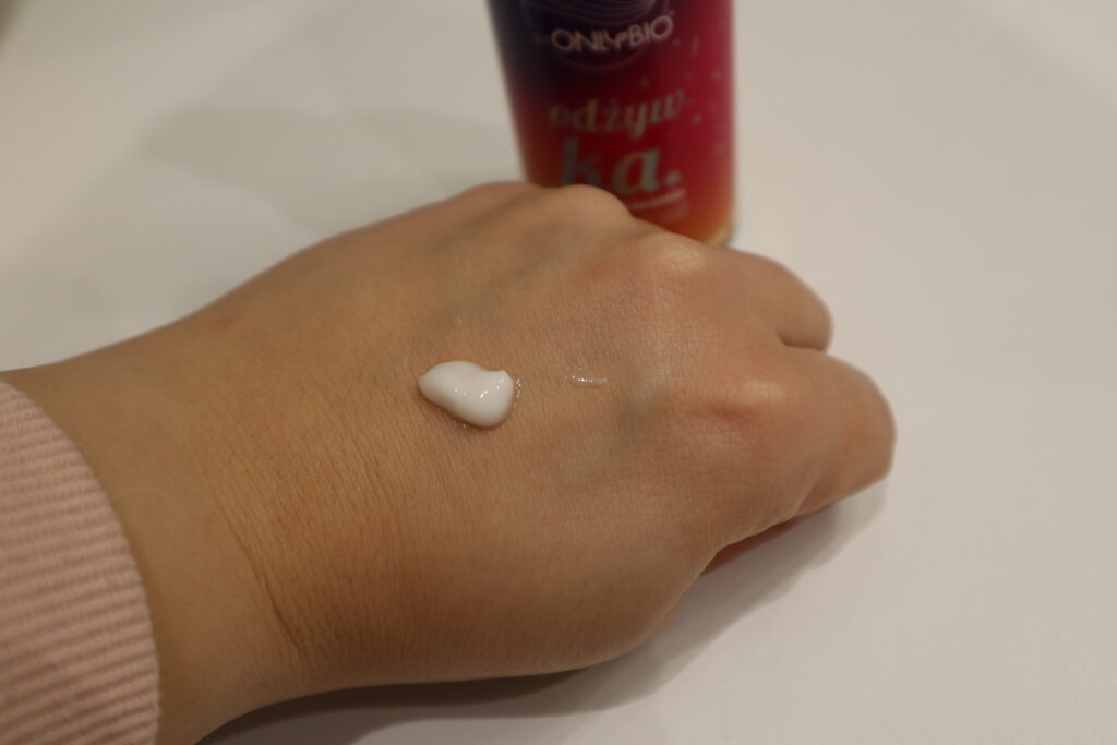 Konsystencja odżywki bez spłukiwania Hair In Balance By ONLYBIO na kobiecej dłoni