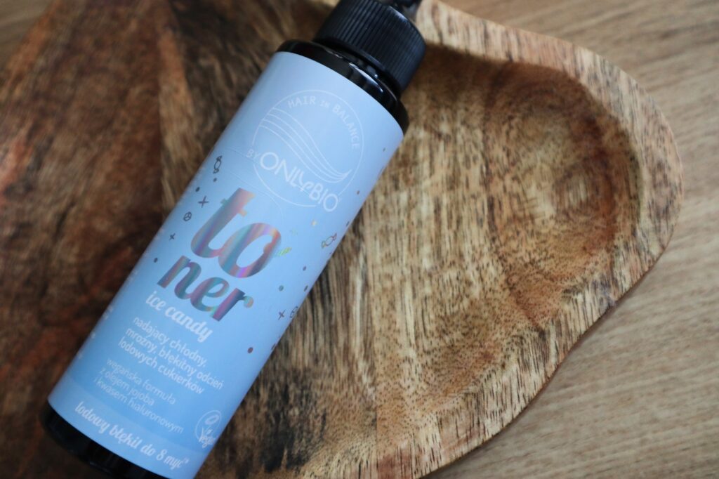 Toner do włosów Hair in Balance OnlyBio Ice Candy na tle drewnianej deseczki