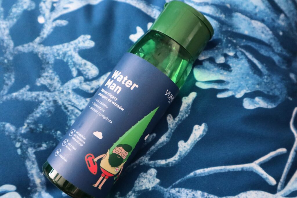 Szampon wzmacniający dla mężczyzn Yumi Men Water Man na niebieskim tle