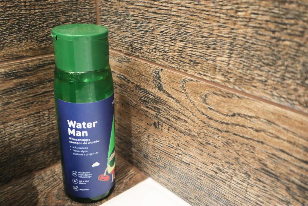 Szampon wzmacniający dla mężczyzn Yumi Men Water Man w łazience