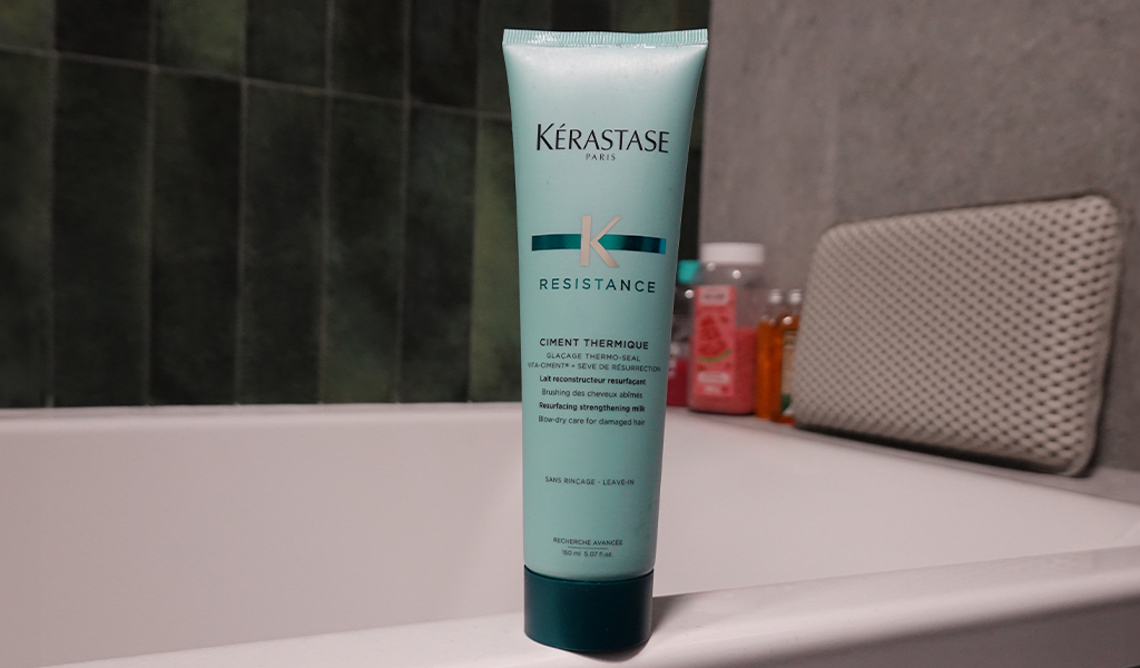 Tubka Kérastase Resistance Ciment Thermique stojącego na wannie w łazience - tytułowa