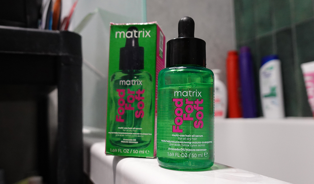 Olejek Matrix Food for Soft stojący w łazience na wannie - zdjęcie.