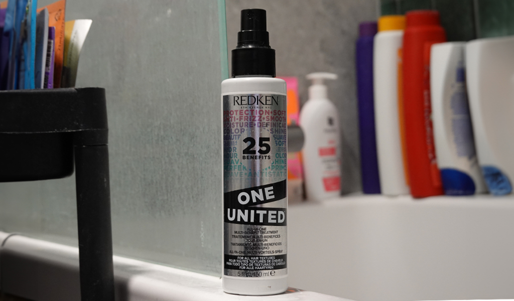 Redken One United na wannie w łazience - tytułowa.
