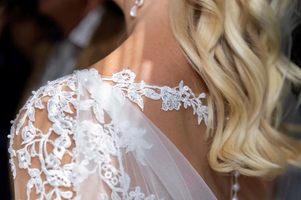 Zbliżenie na włosy panny młodej w kolorze bride blond