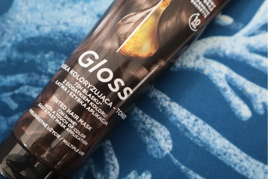: Maska koloryzująca do włosów, maska toner, Garnier Olia Gloss Maska Toner Chłodny Brąz na tle niebieskiej poduszki