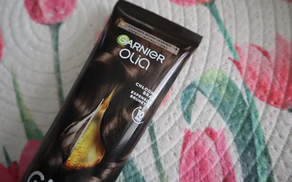 Maska koloryzująca do włosów, maska toner, Garnier Olia Gloss Maska Toner Chłodny Brąz na tle podkładki dekoracyjnej