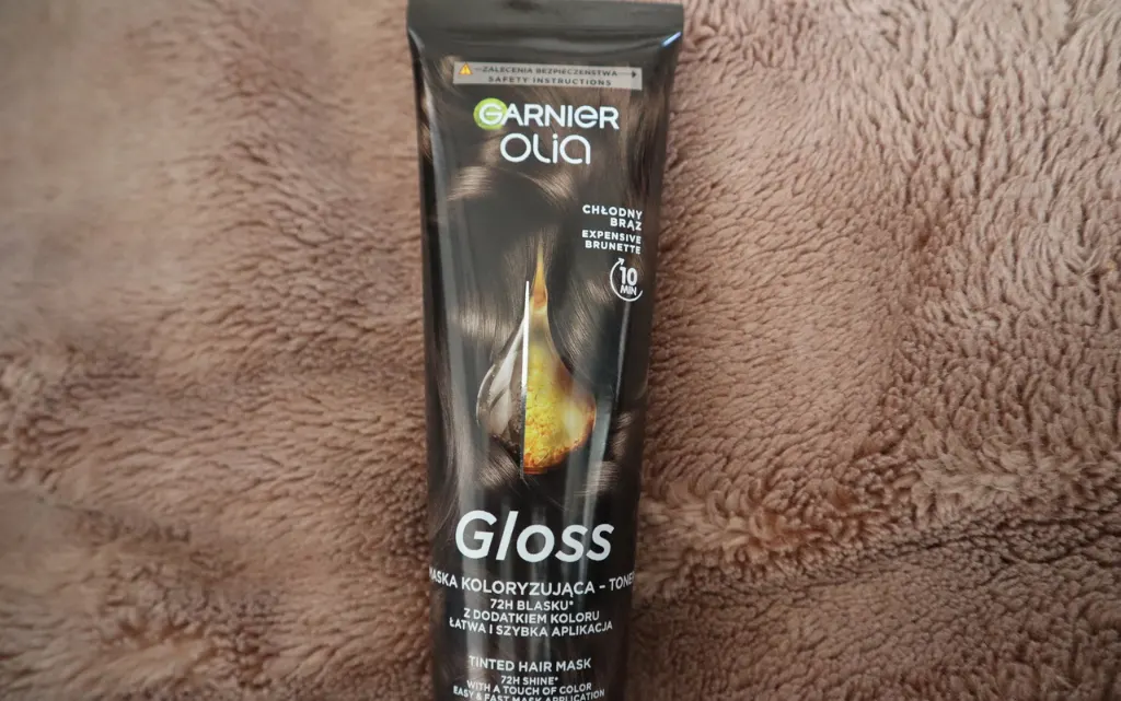 Maska koloryzująca do włosów, maska toner, Garnier Olia Gloss Maska Toner Chłodny Brąz na tle brązowego koca