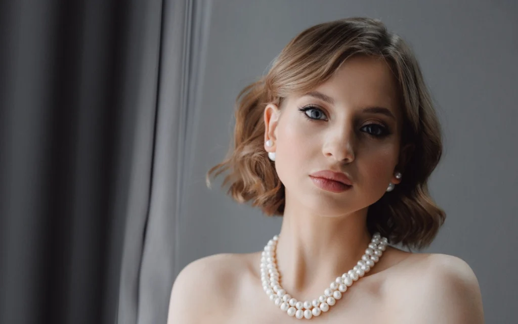 Portret panny młodej w krótkich włosach glassy hair