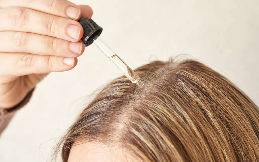 Aplikacja serum na skórę głowy