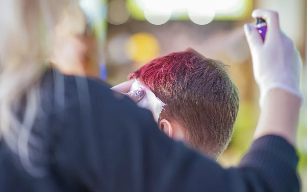 Aplikacja spreju do koloryzacji włosów (koloryzacja jednodniowa)