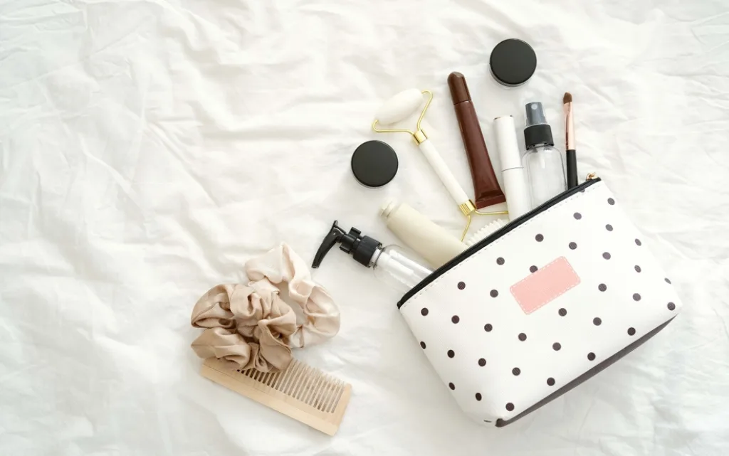 Kosmetyczna a akcesoriami do włosów i makijażu dla panny młodej