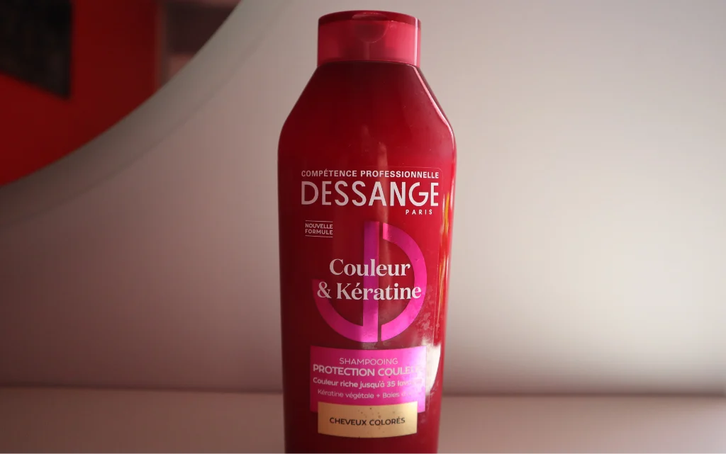 Dessange Couleur Keratine na tle szarej ściany