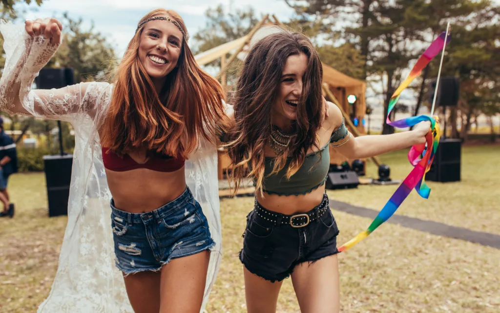 Dwie dziewczyny na festiwalu muzycznym w rozpuszczonych włosach