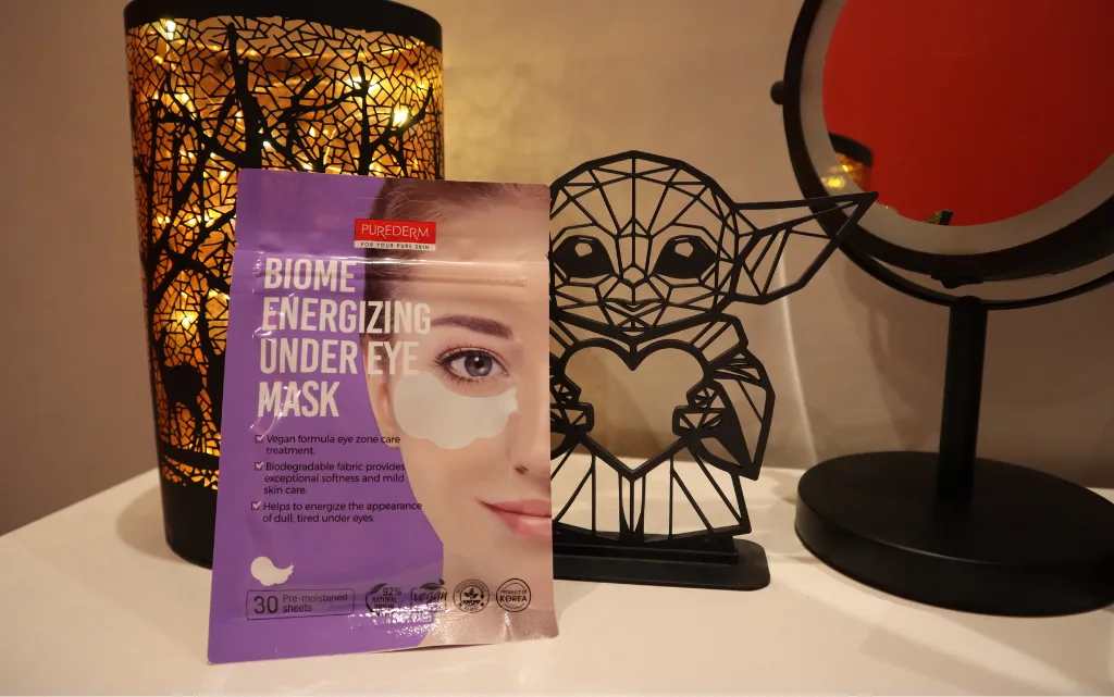 Płatki pod oczy Purederm BIOME Energizing na tle jesiennej lampki, lusterka i figurki Grogu