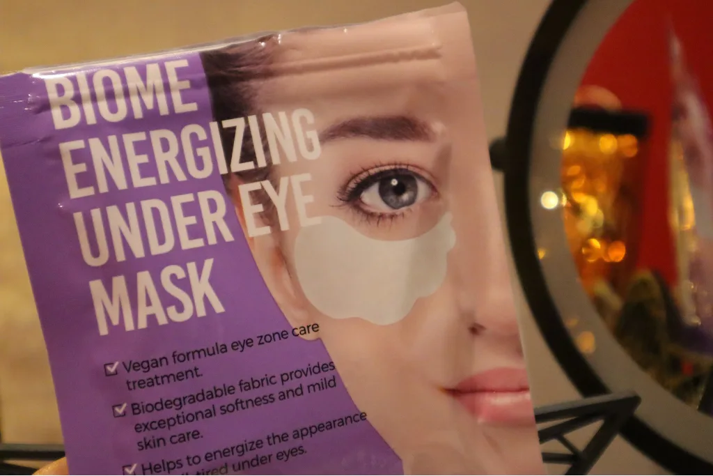 Płatki pod oczy Purederm BIOME Energizing na tle lusterka kosmetycznego