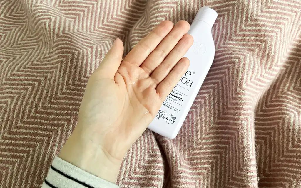 Konsystencja szamponu NEBOA Glossy Hair na kobiecej dłoni