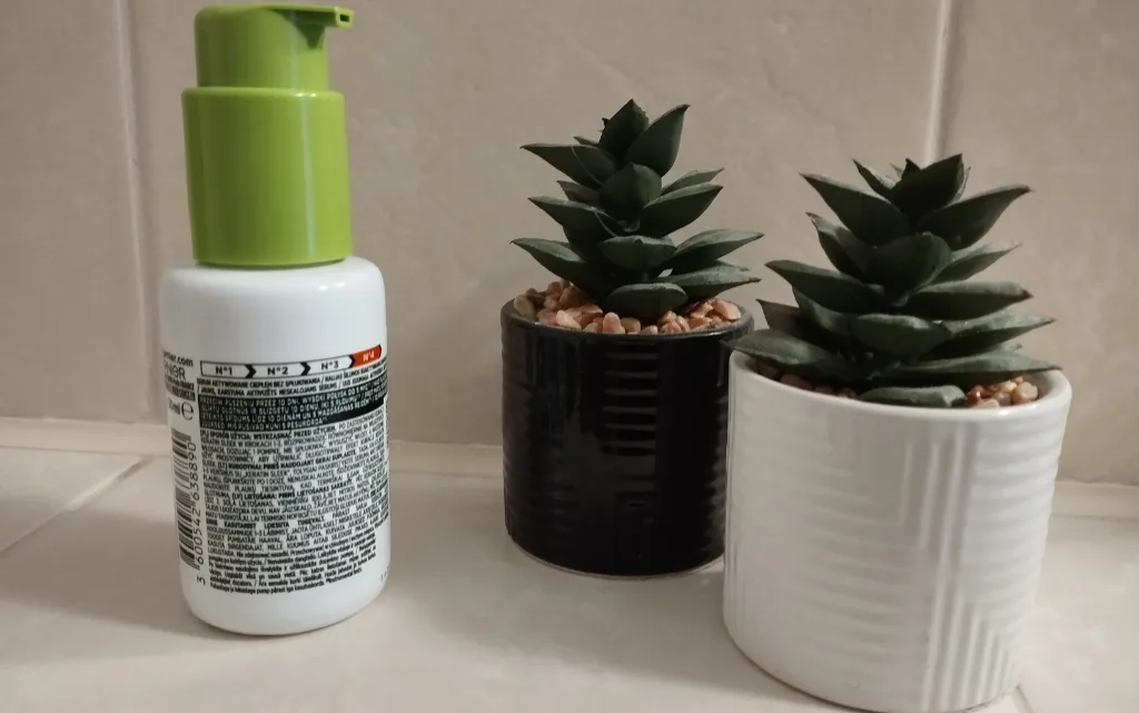 Tył opakowania serum na puszące się włosy Garnier Fructis Keratin Sleek & Stay
