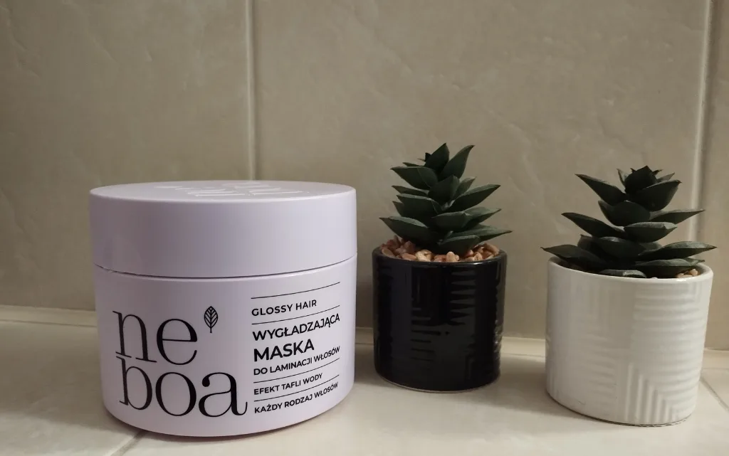 Maska do laminacji włosów Neboa Glossy Hair w łazience, obok roślinne dekoracje