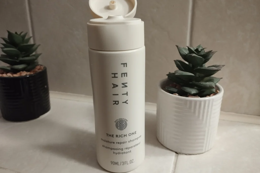 Szampon do włosów Fenty Hair The Rich One w łazience