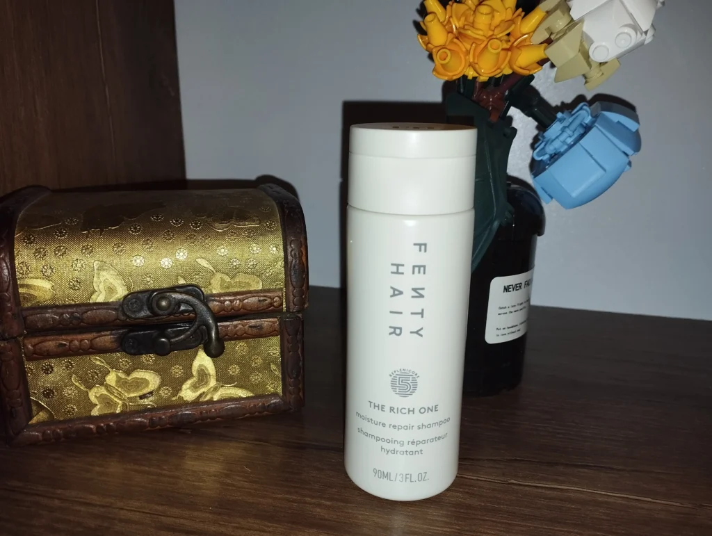 Szampon do włosów Fenty Hair The Rich One w pokoju