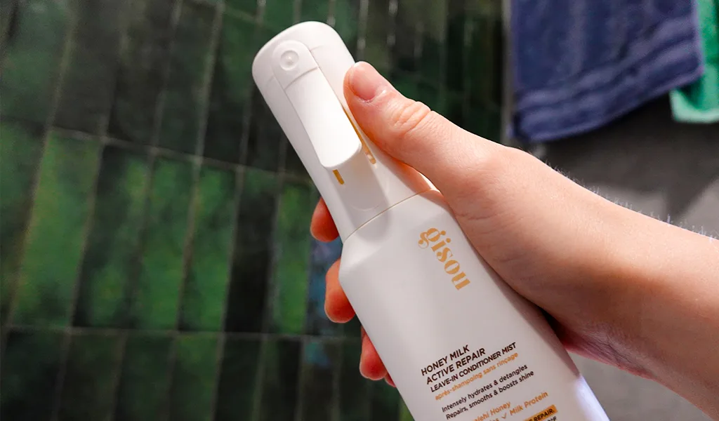 Zbliżenie na aplikator odżywki do włosów bez spłukiwania GISOU Honey Milk Active Repair