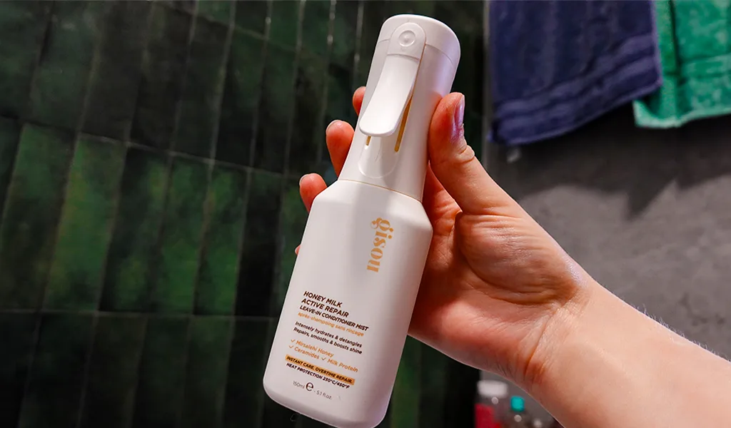 Odżywka do włosów bez spłukiwania GISOU Honey Milk Active Repair, zielone tło łazienki