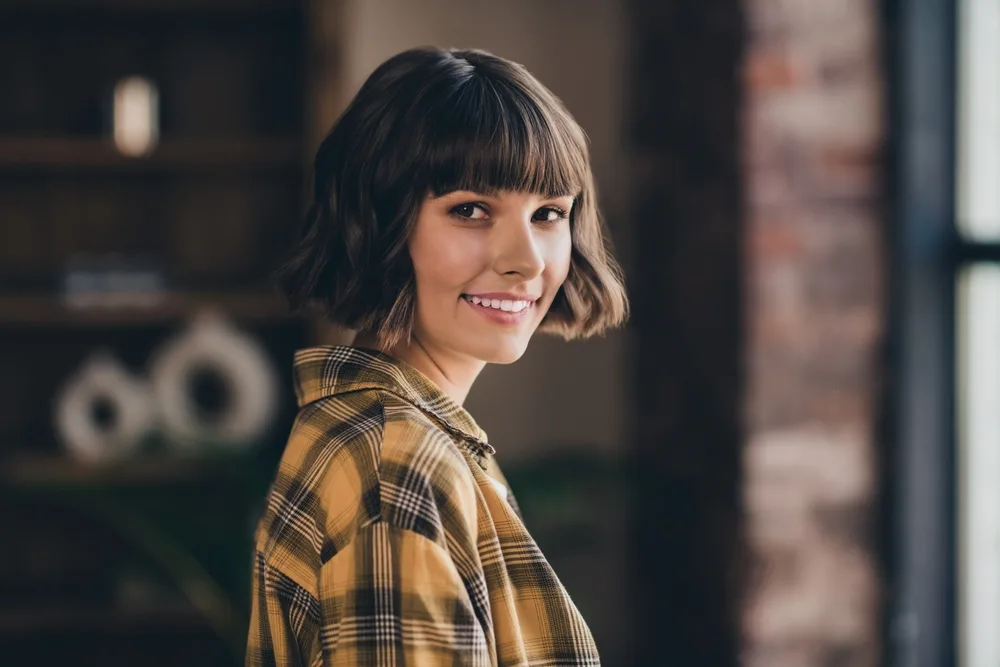 Krótkowłosa brunetka z grzywką
