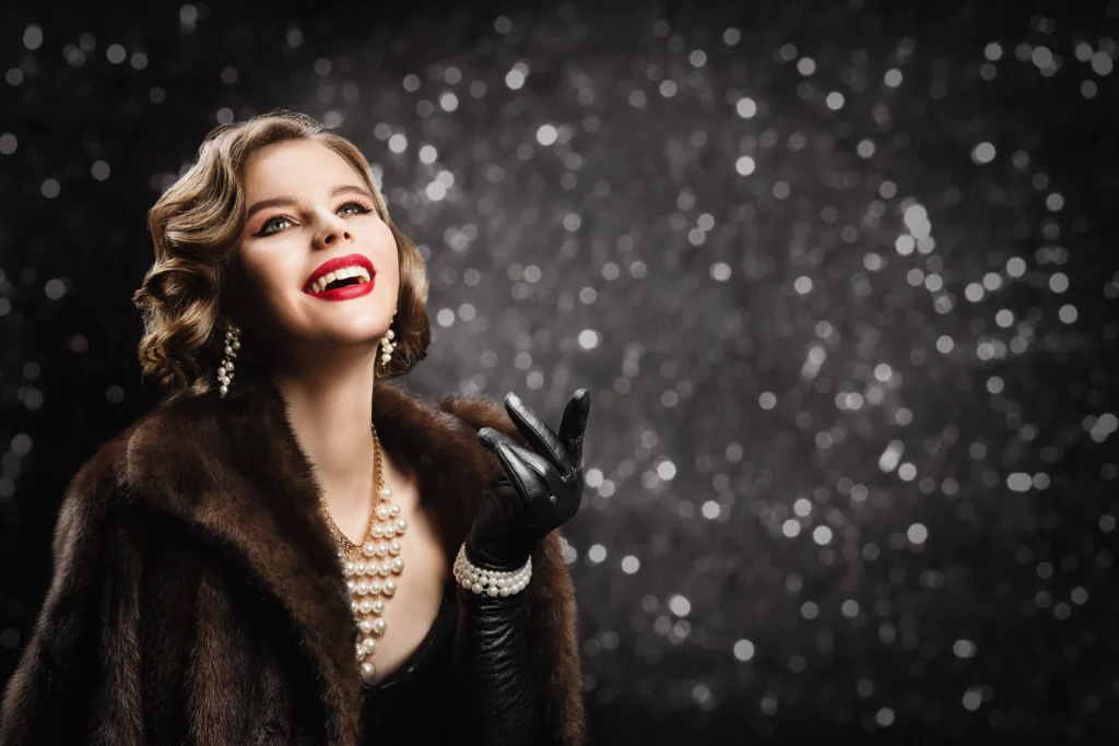 Kobieta w eleganckim wieczorowym stroju z futrem, włosy ułożone w miękkie fale retro