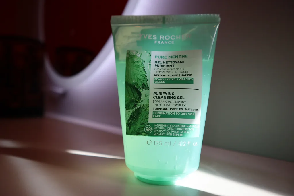 Yves Rocher żel oczyszczający z miętą pieprzową na tle promieni słonecznych