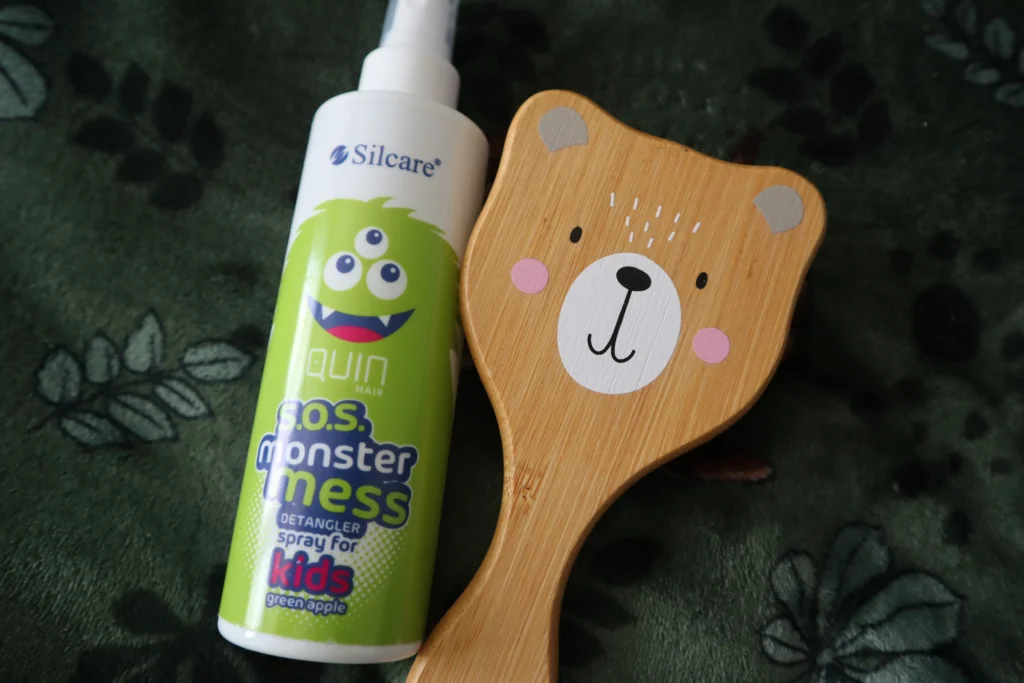 Spray do rozczesywania włosów Silcare Quin Hair S.O.S Monster Mess obok szczotki dziecięcej do włosów