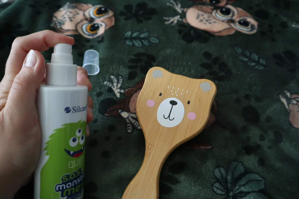 Spray do rozczesywania włosów Silcare Quin Hair S.O.S Monster Mess w trakcie używania